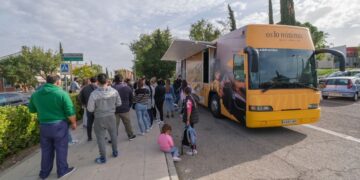 Autobús del Ingreso Mínimo Vital sobre la Seguridad Social./ Foto de Canva