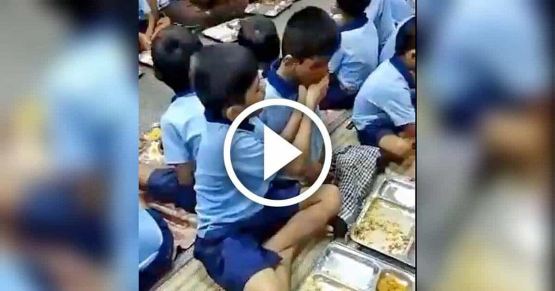 Ayuda a comer a su amigo con discapacidad que no puede hacerlo por sí solo