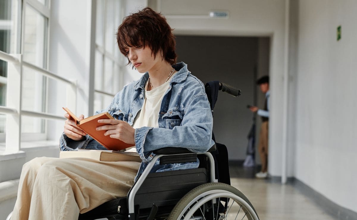 Cheque ayuda para personas con discapacidad./ Licencia Adobe Stock