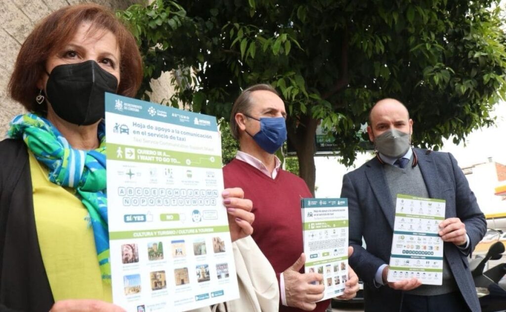 El Ayuntamiento de Córdoba presenta una hoja de apoyo a la comunicación en el servicio de taxi para personas con discapacidad y extranjeros