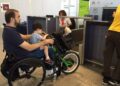 Pasajero en silla de ruedas en facturación aeropuerto