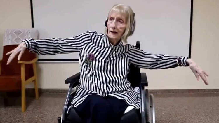 Marta, anciana con la enfermedad de Alzheimer, bailando mientras escucha el Lago de los Cines