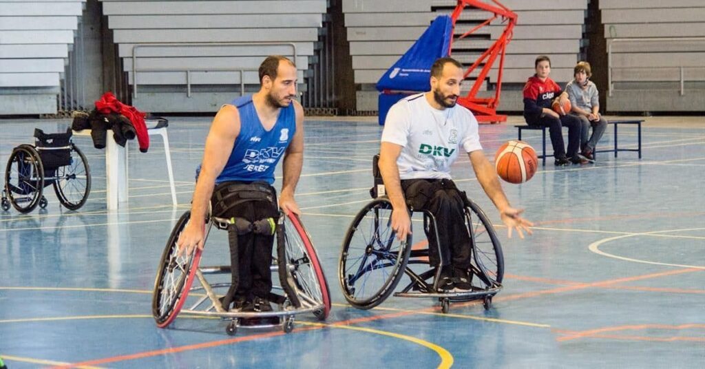 Hermanos jugando al baloncesto en silla de ruedas