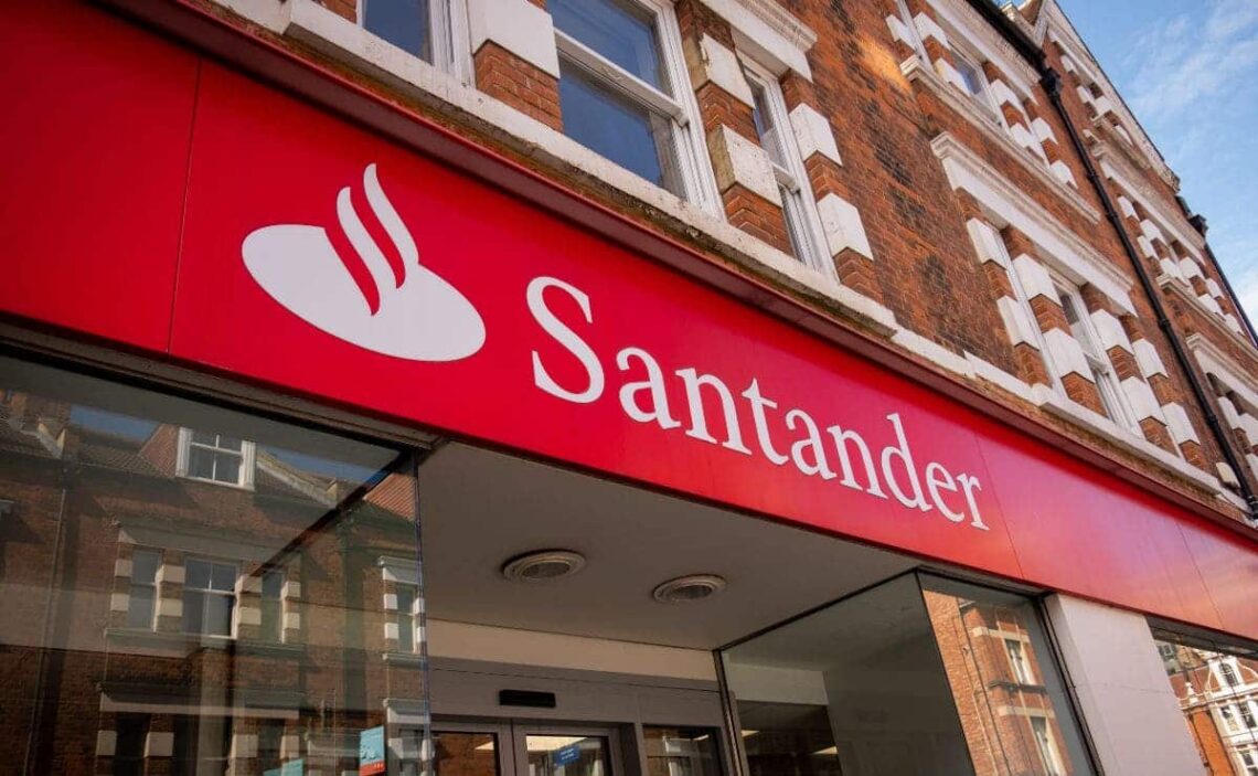 Domiciliar nómina en Banco Santander./ Licencia Adobe Stock