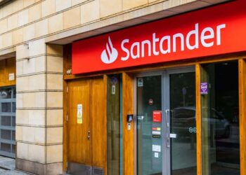 Transferencia bancaria en Banco Santander./ Licencia Adobe Stock