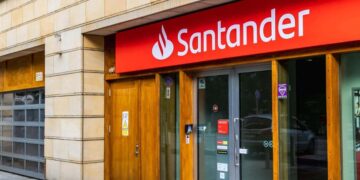 Transferencia bancaria en Banco Santander./ Licencia Adobe Stock