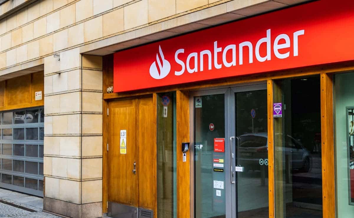 Transferencia bancaria en Banco Santander./ Licencia Adobe Stock