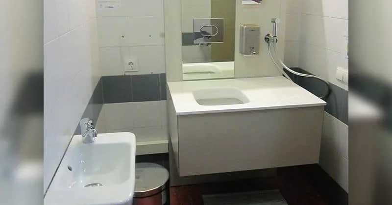 Baño adaptado en un hospital