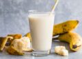 Estos son los 3 beneficios claves del batido de plátano en la salud