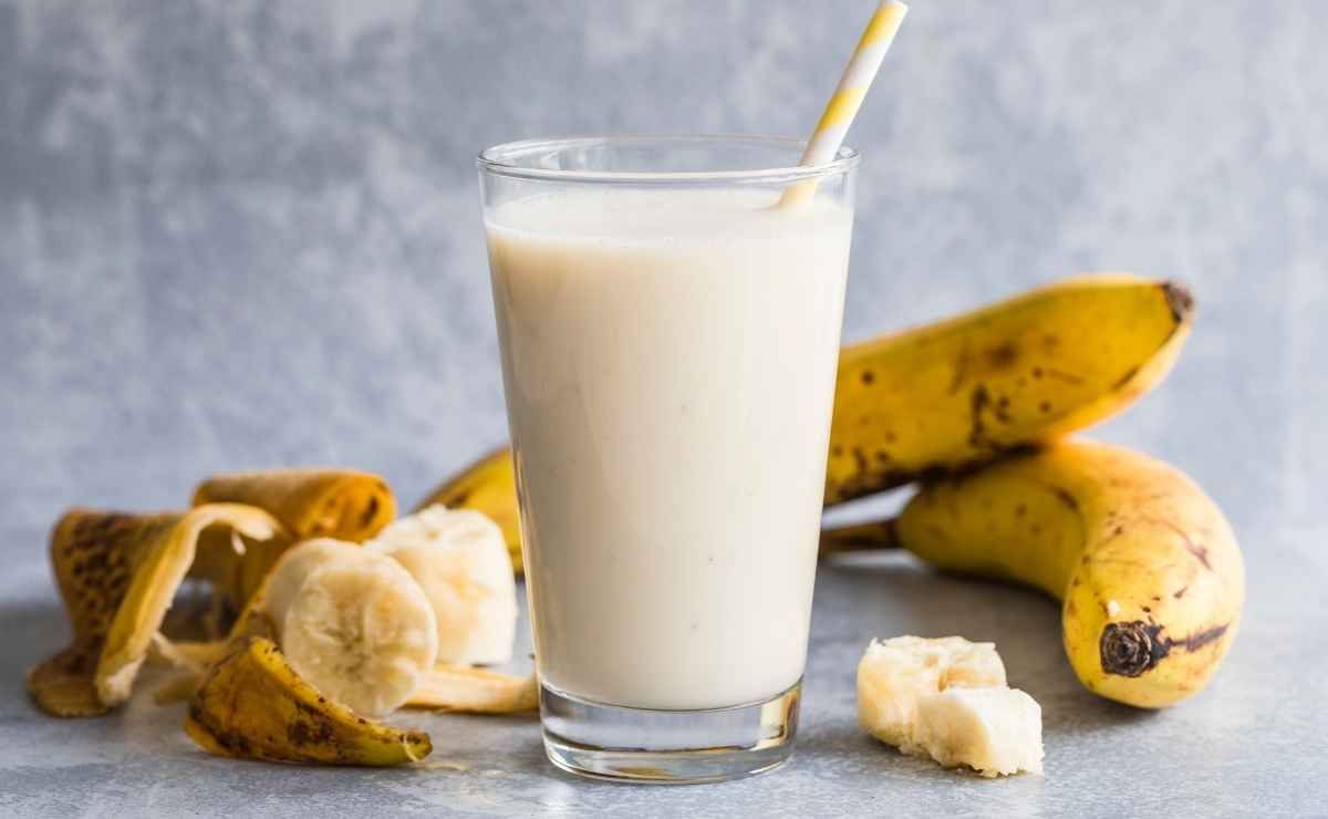 Estos son los 3 beneficios claves del batido de plátano en la salud 