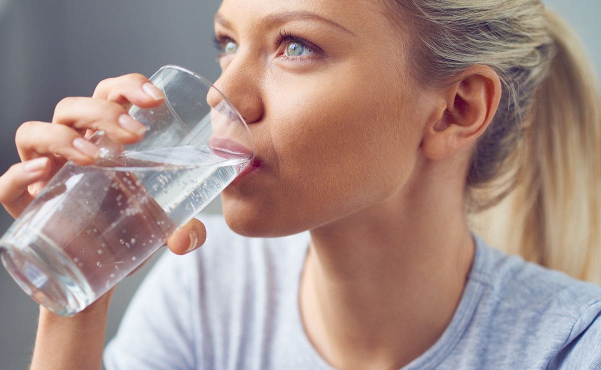 Cantidad de agua que debemos beber al día, según la OCU