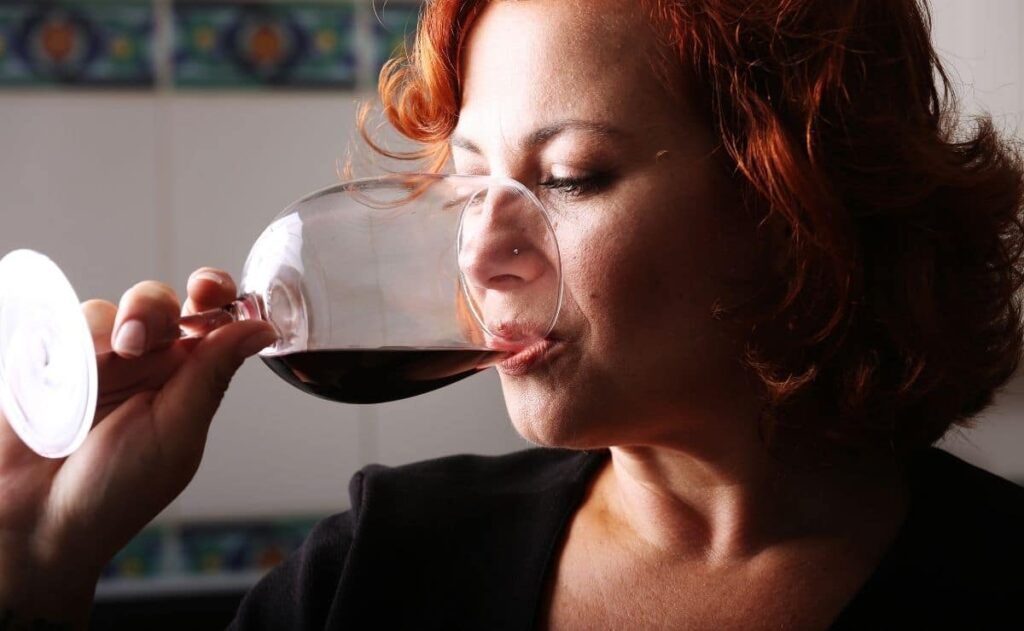 Beber vino tinto