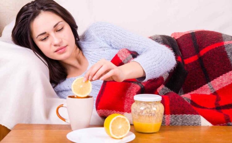 Bebida de limón y miel para acabar con el dolor de garganta