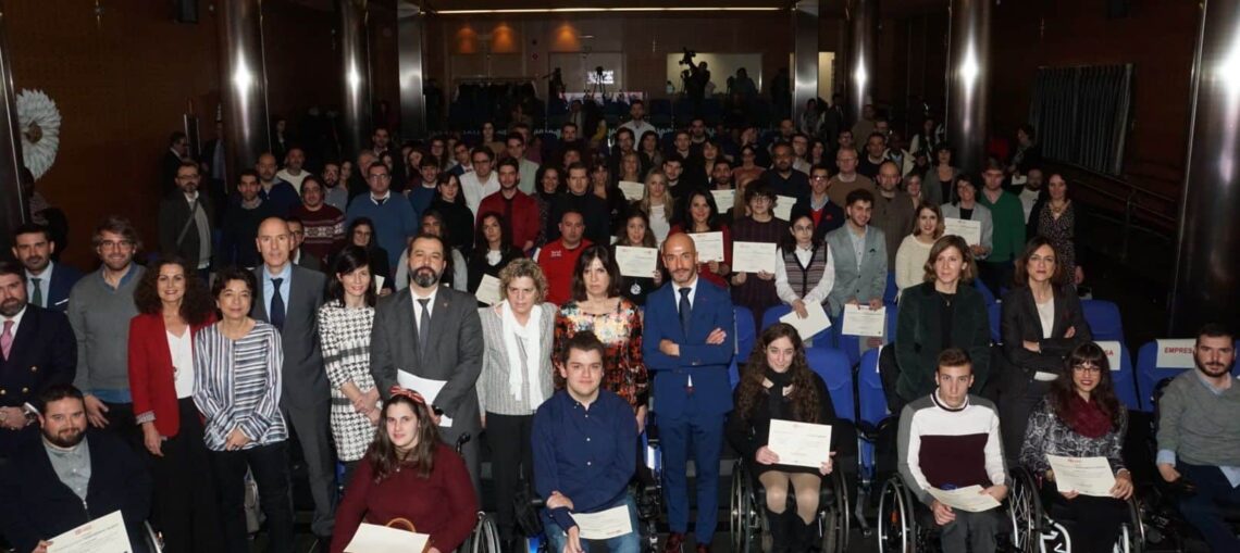 Foto familia con universitarios con discapacidad