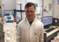 Ben con sindrome de down en laboratorio trabajando