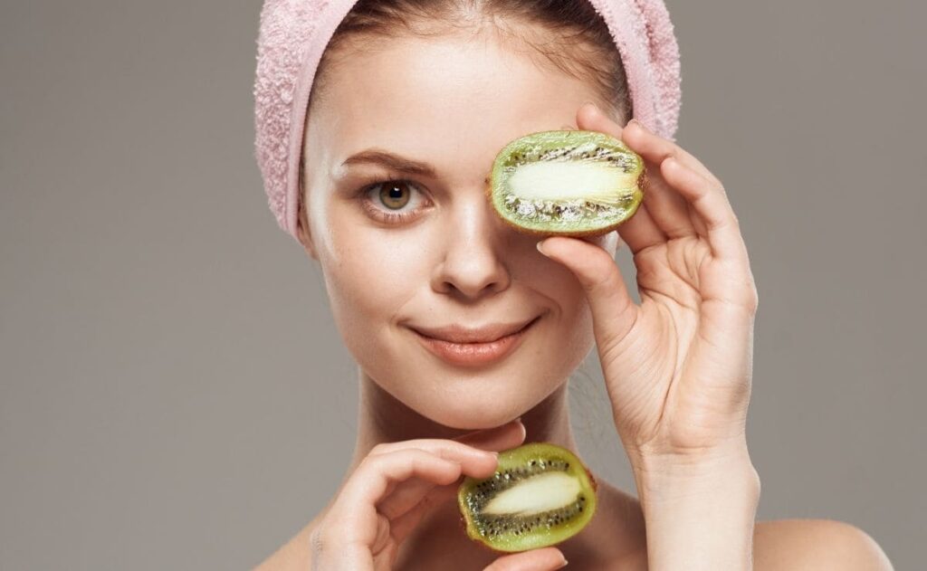 Mujer mostrando los beneficios del kiwi para la piel