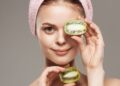 Mujer mostrando los beneficios del kiwi para la piel