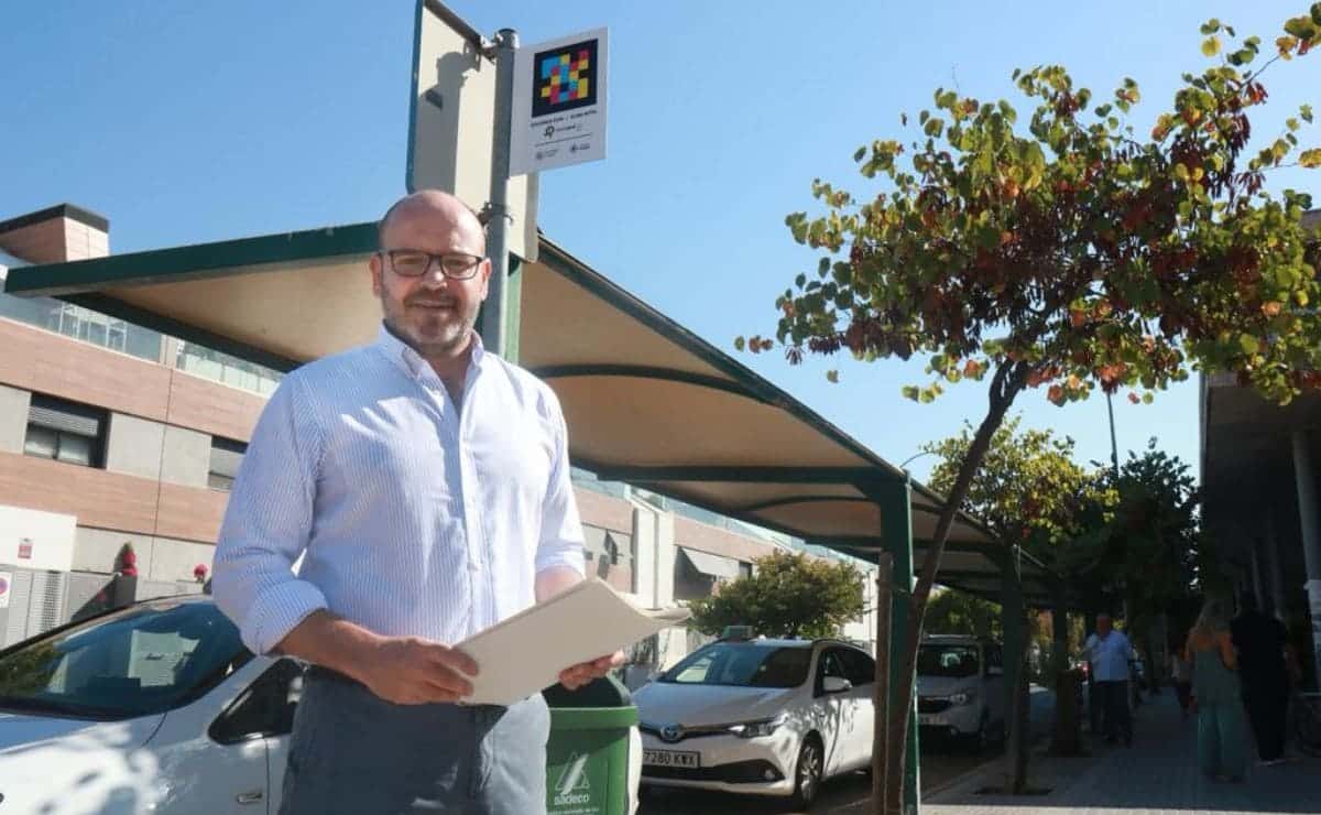 Bernardo Jordano, delegado de inclusión y accesibilidad, junto a una parada de taxis con Navilens