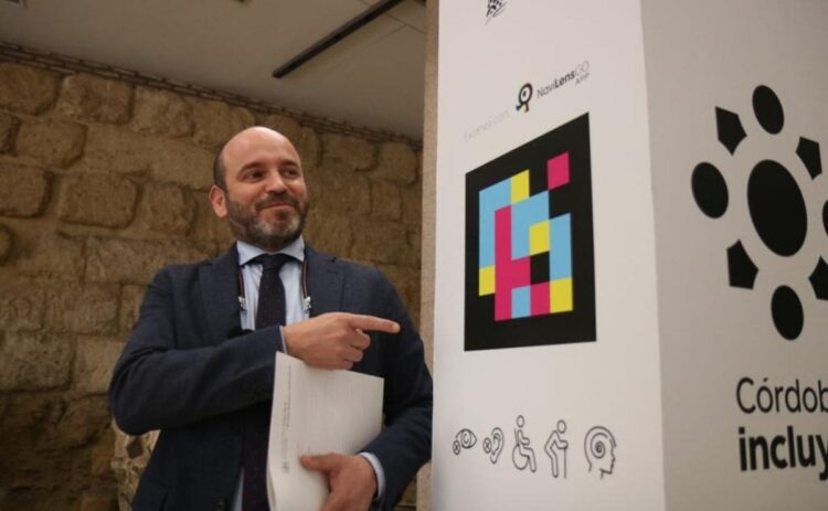 Bernardo Jordano ante un código Navilens, que mejora la accesibilidad universal de la ciudad de Córdoba