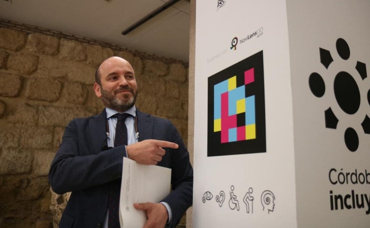 Bernardo Jordano ante un código Navilens, que mejora la accesibilidad universal de la ciudad de Córdoba