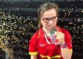 Blanca Betanzos muerde una de las medallas de oro ganadas en el pasado Mundial