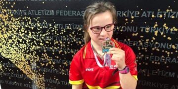 Blanca Betanzos muerde una de las medallas de oro ganadas en el pasado Mundial