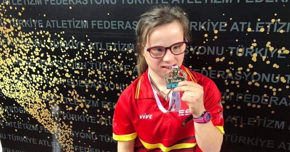 Blanca Betanzos muerde una de las medallas de oro ganadas en el pasado Mundial
