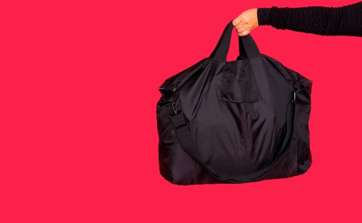 El tamaño del bolso plegable RÄCKLA de Ikea es perfecto para transportar muchas cosas