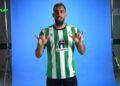 Borja Iglesias, delantero del Real Betis, hace el gesto de "Te quiero" en lengua de signos
