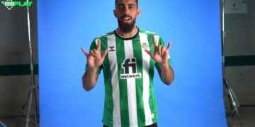 Borja Iglesias, delantero del Real Betis, hace el gesto de "Te quiero" en lengua de signos