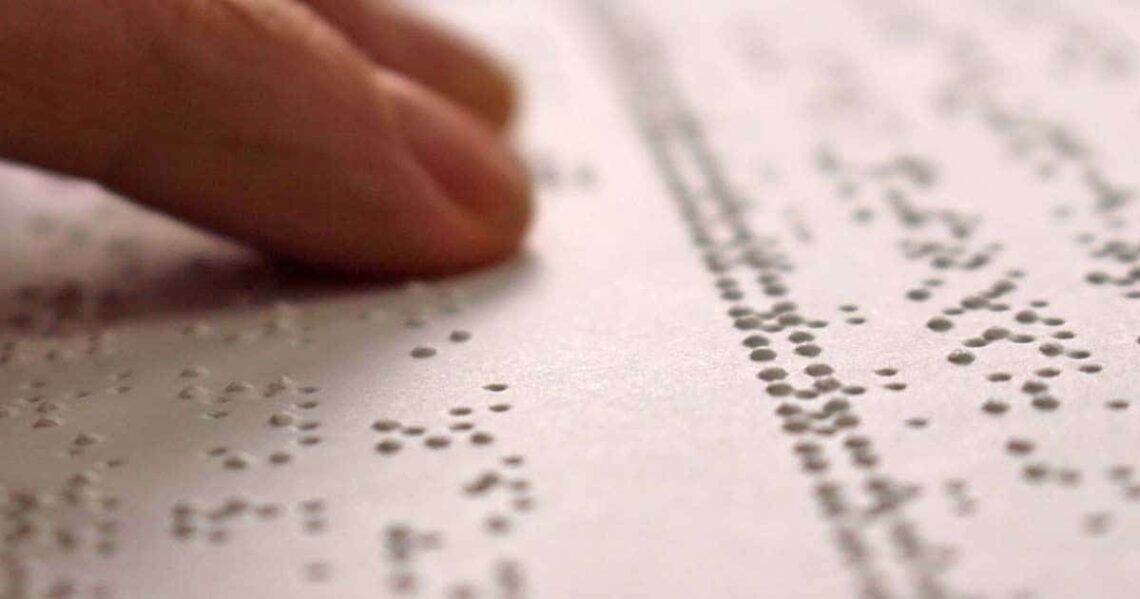 Mano leyendo en braille