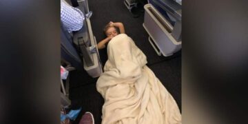 Braysen tirado en el suelo del avión con una manta