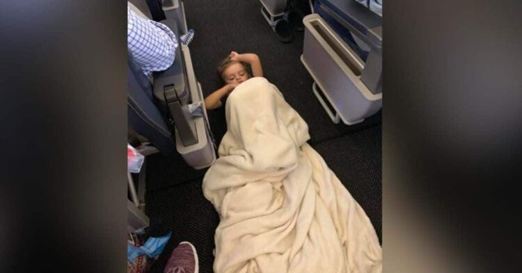 Braysen tirado en el suelo del avión con una manta