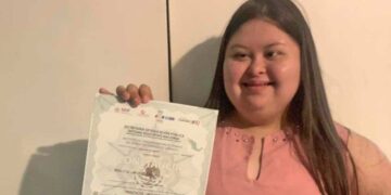 Brely de la Cruz Flores posa con la decisión del juez