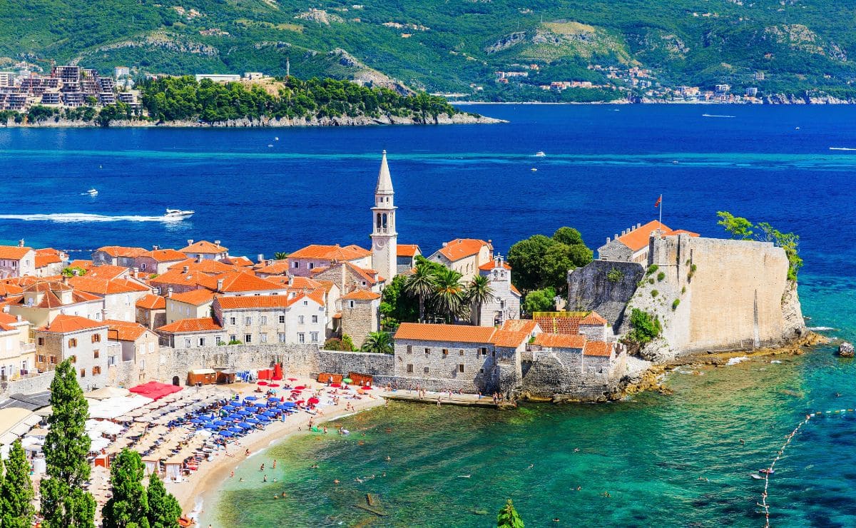 Budva, una de las ciudades que aparece en el top 5 de mejores destinos para 2023 de Booking
