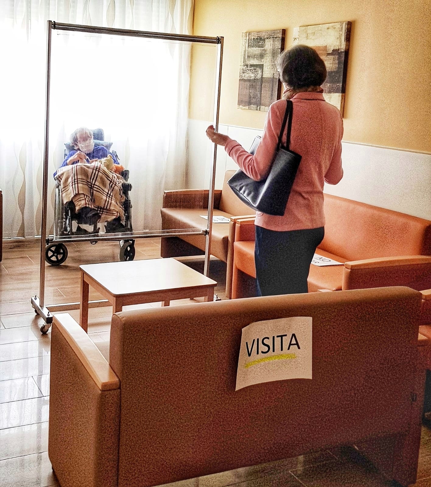 familiares hablando con protección