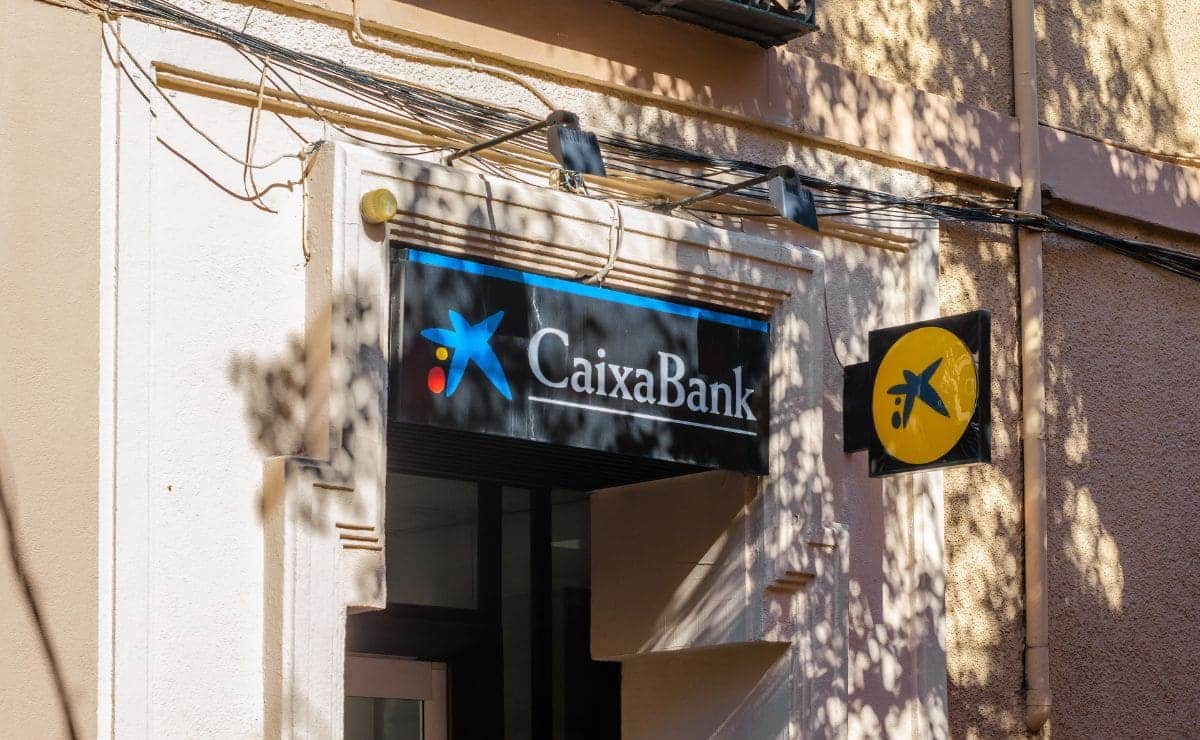 Cajero automático de CaixaBank./ Licencia Adobe Stock