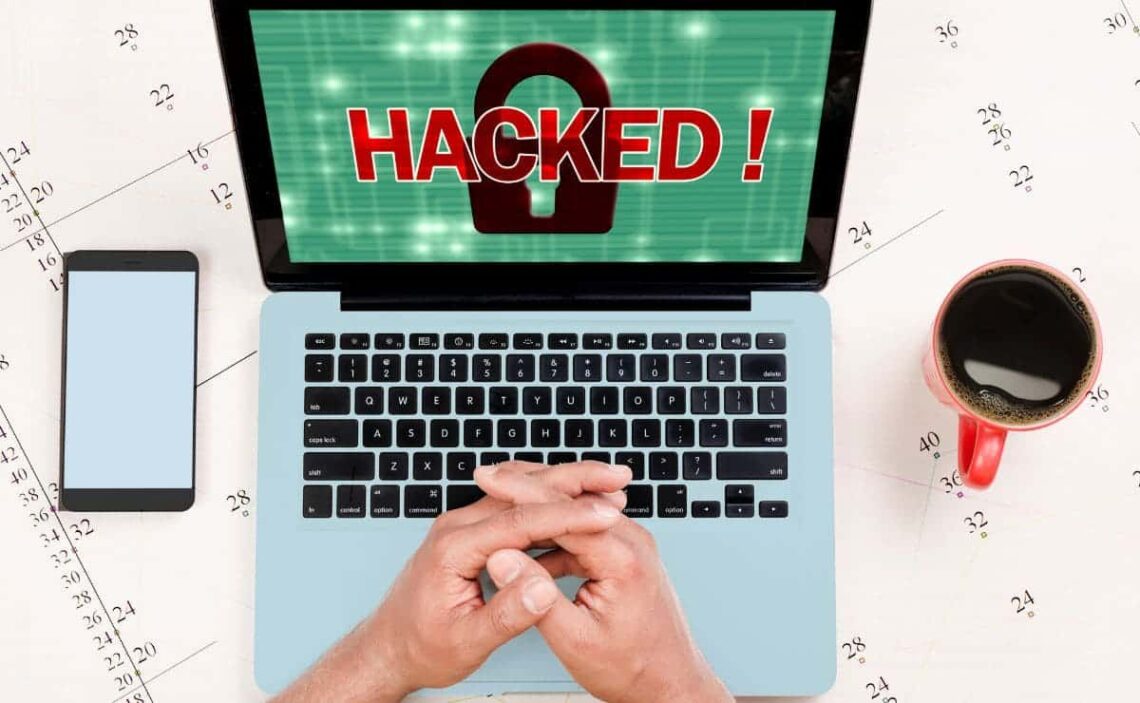 Caixabank avisa de como averiguar si te han hackeado la webcam