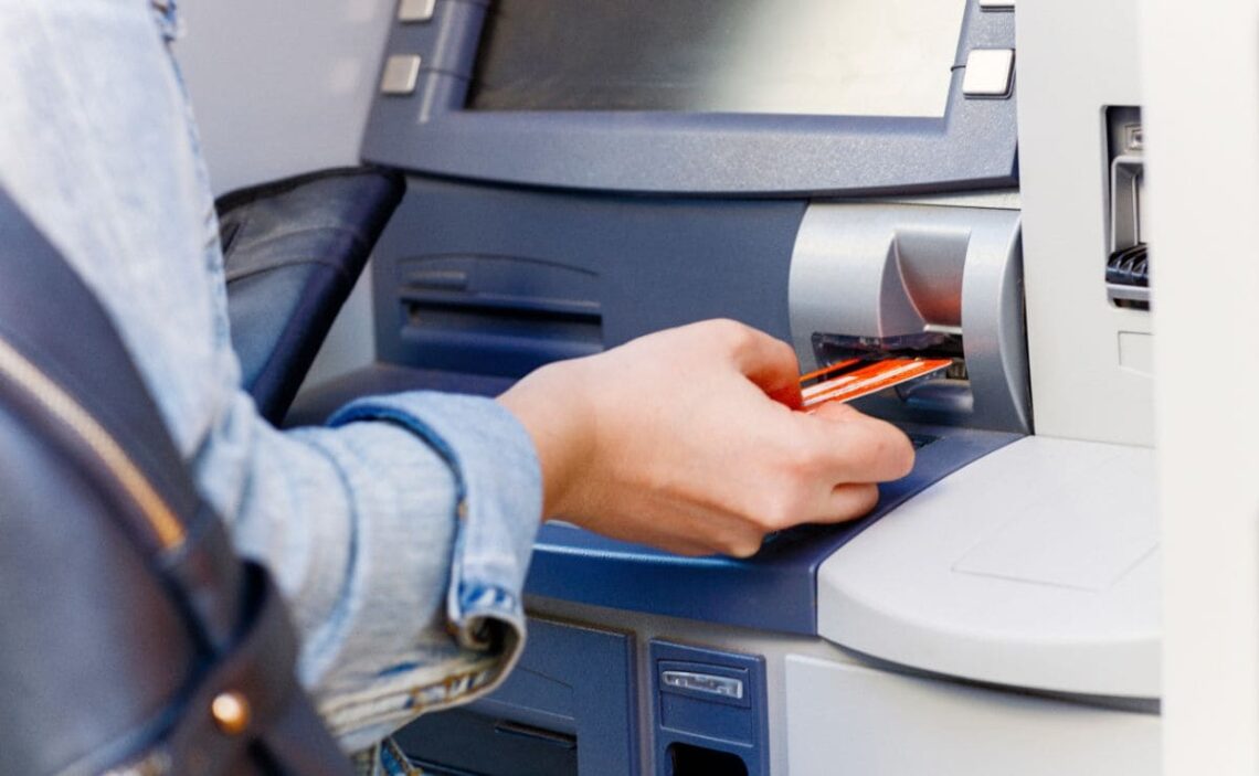 ¿Puedo retirar dinero del banco sin tarjeta física?