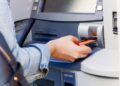 ¿Puedo retirar dinero del banco sin tarjeta física?