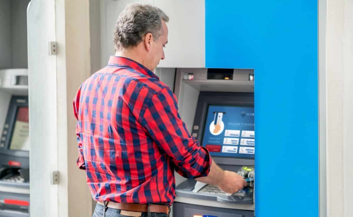 Sacar dinero en efectivo en cajero automático./ Foto de Canva