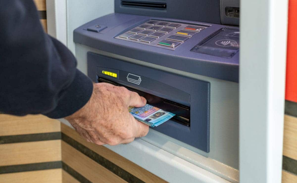 Ingresar dinero en efectivo en cajeros automáticos./ Licencia Adobe Stock