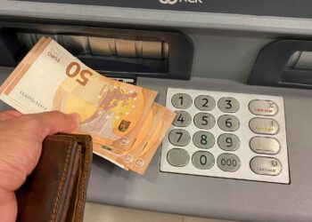 Funciones cajero automático de BBVA./ Licencia Adobe Stock