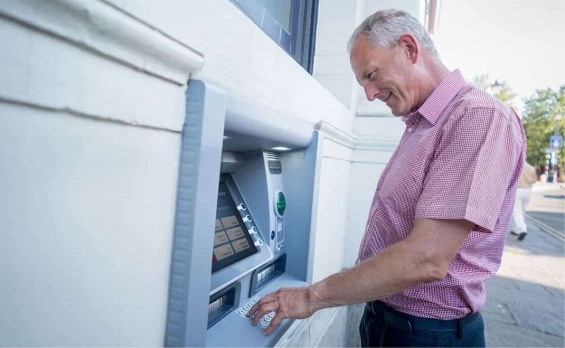 Sacar dinero en efectivo en cajero automático./ Foto de Canva