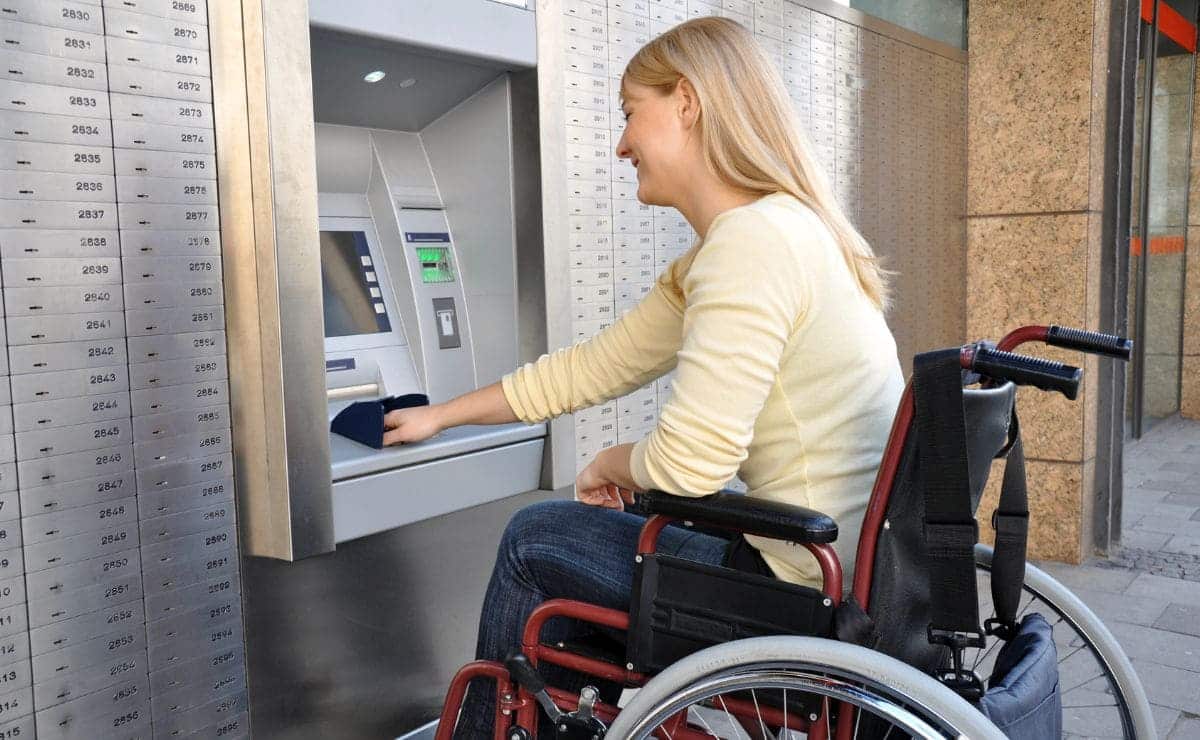 Cajero automático para personas con discapacidad./ Licencia Adobe Stock