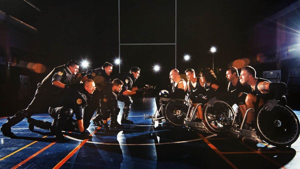 La Guardia Civil junto a personas con discapacidad dedican su calendario al Hospital de Parapléjicos