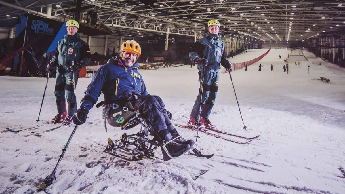 La Guardia Civil junto a personas con discapacidad dedican su calendario al Hospital de Parapléjicos