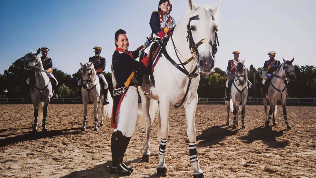 La Guardia Civil junto a personas con discapacidad dedican su calendario al Hospital de Parapléjicos