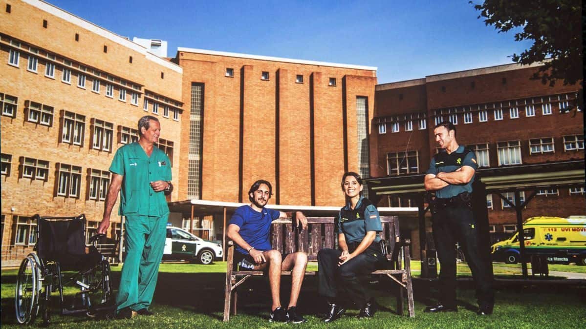 La Guardia Civil junto a personas con discapacidad dedican su calendario al Hospital de Parapléjicos