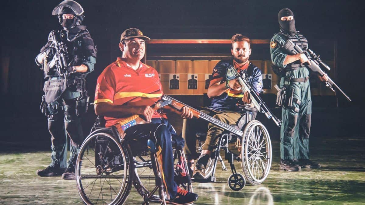 La Guardia Civil junto a personas con discapacidad dedican su calendario al Hospital de Parapléjicos